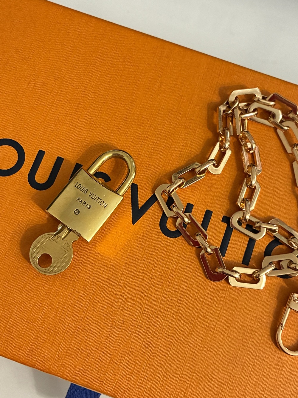 Authentic LV #218 Padlock & Key Set With Vintage Neckace Chain - Picture 5 of 8